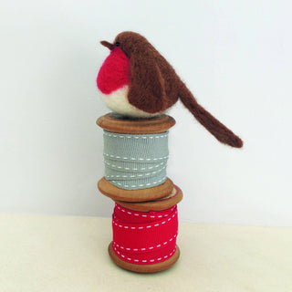 Bergin & Bath Robin Needle Felting Kit – Makes 2 Christmas Robin Decorations