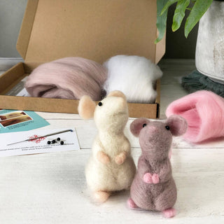 Bergin & Bath Mice Needle Felting Kit – Makes 2 Mice – Beginners Craft Kit