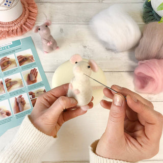 Bergin & Bath Mice Needle Felting Kit – Makes 2 Mice – Beginners Craft Kit