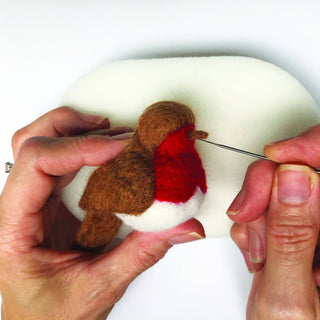 Bergin & Bath Robin Needle Felting Kit – Makes 2 Christmas Robin Decorations