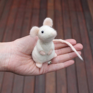 Bergin & Bath Mice Needle Felting Kit – Makes 2 Mice – Beginners Craft Kit