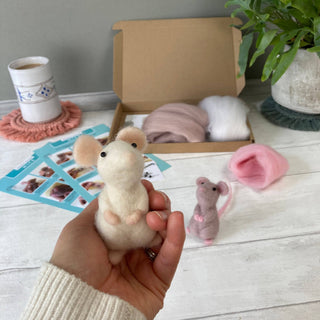 Bergin & Bath Mice Needle Felting Kit – Makes 2 Mice – Beginners Craft Kit
