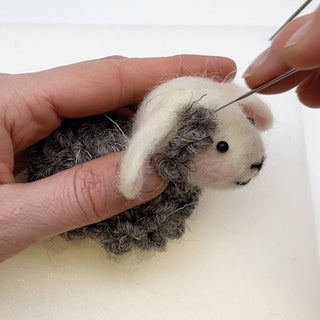 Bergin & Bath Lamb Needle Felting Kit – Makes 2 Sheep – Beginners Craft Kit