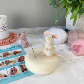 Bergin & Bath Mice Needle Felting Kit – Makes 2 Mice – Beginners Craft Kit