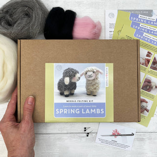 Bergin & Bath Lamb Needle Felting Kit – Makes 2 Sheep – Beginners Craft Kit